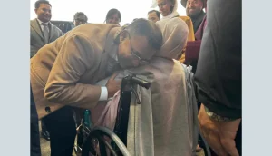 গাড়ি চালিয়ে খালেদা জিয়াকে হাসপাতালে নিয়ে গেলেন তারেক রহমান