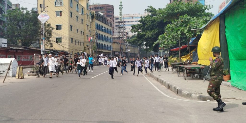 বিনা টিকিটে খেলা দেখতে না পেরে শিক্ষার্থীদের বিক্ষোভ