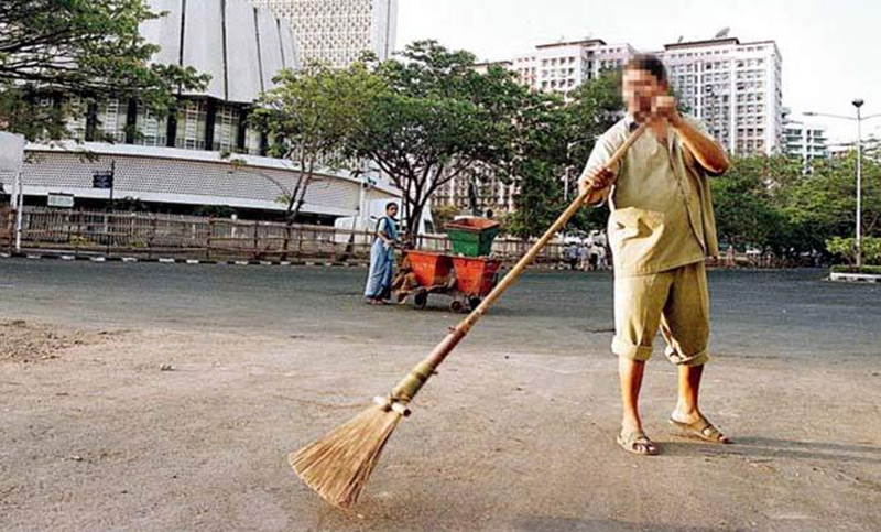 ঝাড়ুদার মাকছুদা অতিথি হওয়ায় কৃতজ্ঞ অধ্যক্ষ