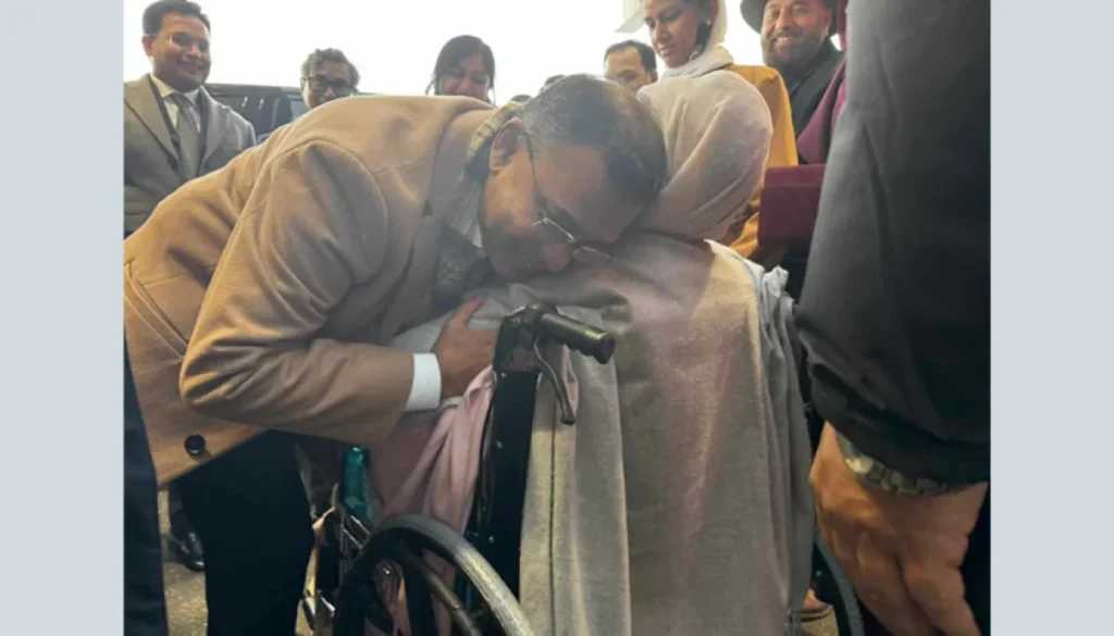গাড়ি চালিয়ে খালেদা জিয়াকে হাসপাতালে নিয়ে গেলেন তারেক রহমান