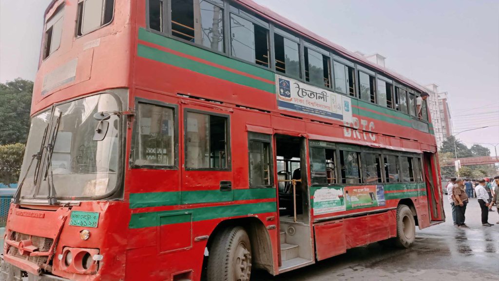 ঢাবির বাস ভাঙচুরের মামলায় গ্রেফতার ৫