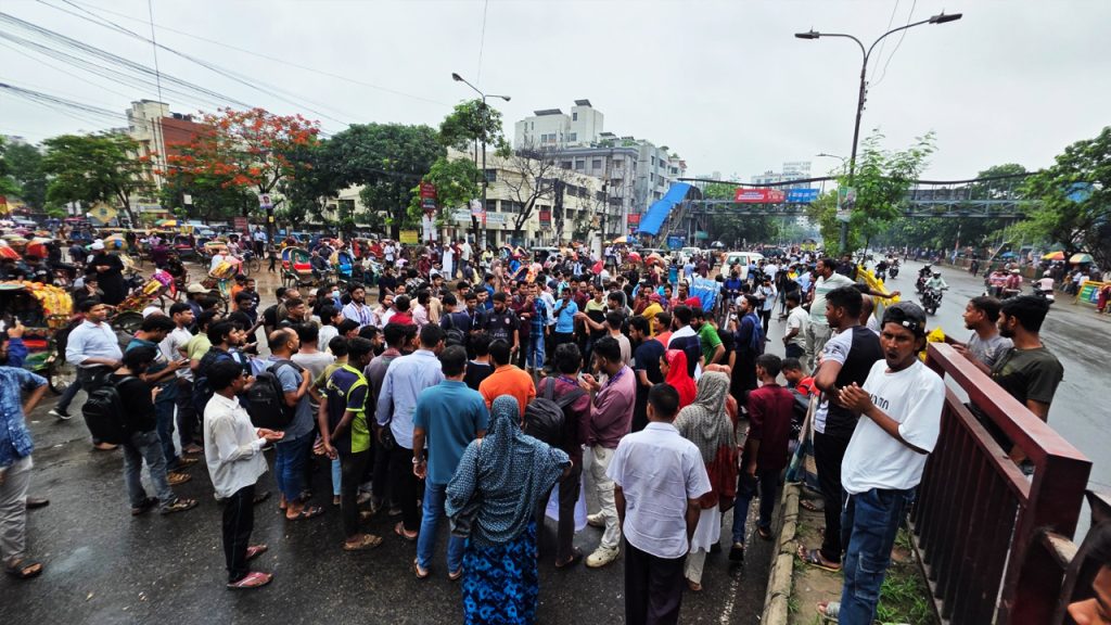 জুলাইযোদ্ধাকে মারধর করে এসআই ক্লোজড