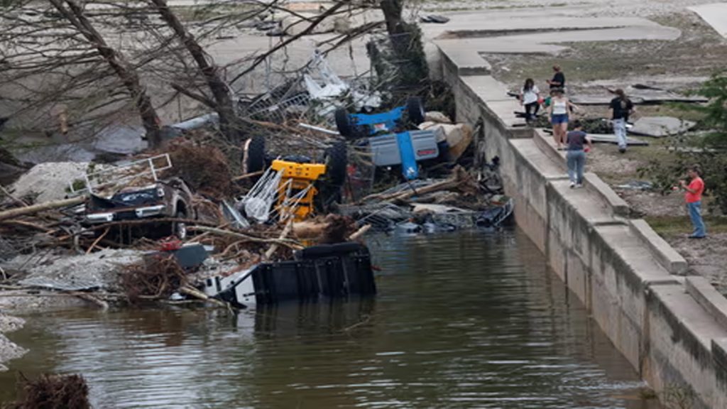 টেক্সাস এজি তিনটি বাড়িকে প্রধান বাসস্থান হিসেবে দাবি করেছে। একই ধরণের সমস্যার জন্য ডেমোক্র্যাটদের বিরুদ্ধে তদন্ত চলছে