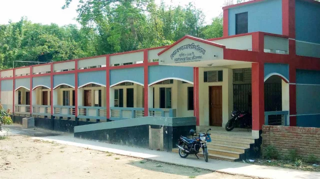 স্কুলের ছাত্রীরা বিবাহিত, তাই সবাই ফেল!