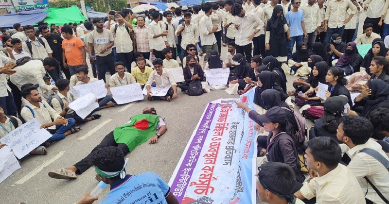 ইবি শিক্ষার্থীর মৃত্যু: বিচারের দাবিতে শিক্ষার্থীদের মৌন অবস্থান