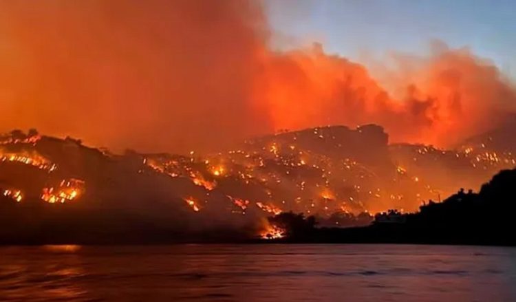 গ্রিসে দাবানলের বিরুদ্ধে লড়াই চলছে, এথেন্সের কাছের বাসিন্দাদের সরিয়ে নেওয়া হচ্ছে