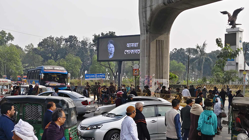 হেঁটেই খালেদা জিয়ার জানাজায় যাচ্ছে মানুষ, আগারগাঁও থেকে যান চলাচল বন্ধ