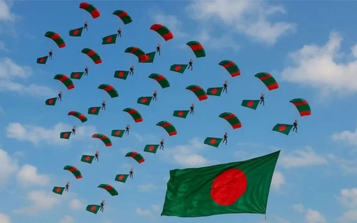দেশের পতাকা নিয়ে ৫৪ জন প্যারাট্রুপিং করে বিশ্ব রেকর্ড বাংলাদেশের