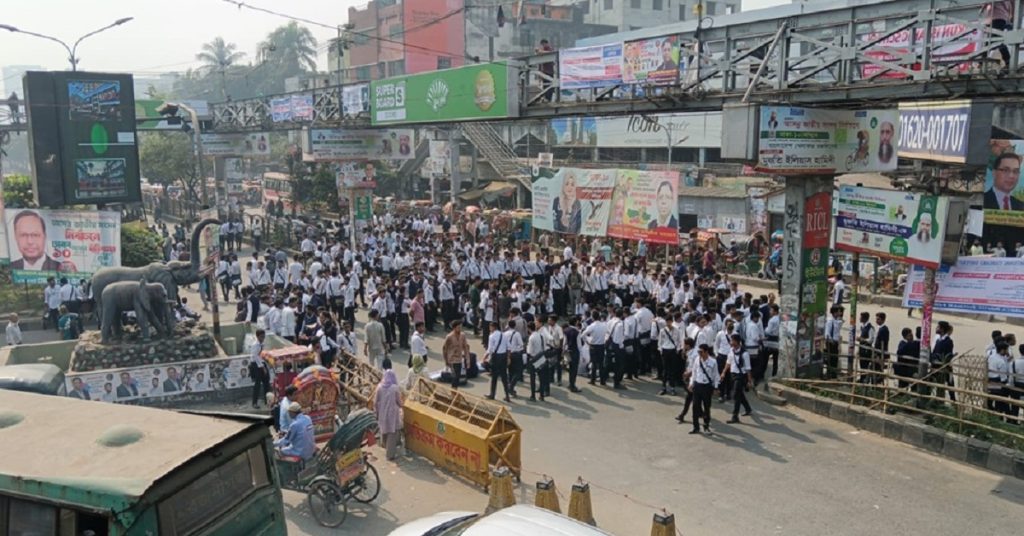 সায়েন্সল্যাব অবরোধ ঢাকা কলেজের উচ্চমাধ্যমিক শিক্ষার্থীদের